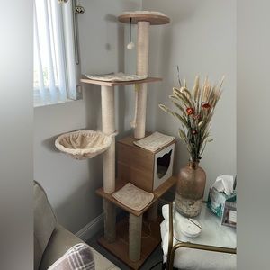 Cat Tower that’s beige & wood, rope, & fleece. Very gently used.